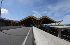 ep carretera para acceder a la terminal 4 del aeropuerto de madrid-barajas adolfo suarez en el dia