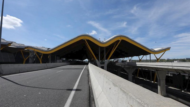 ep carretera para acceder a la terminal 4 del aeropuerto de madrid-barajas adolfo suarez en el dia