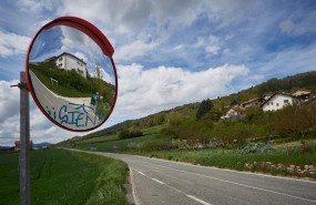ep carretera vacia en el valle de ezcabarte en navarra durante el dia 33 del estado de alarma