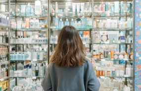 ep clienta ante un escaparate con productos de belleza
