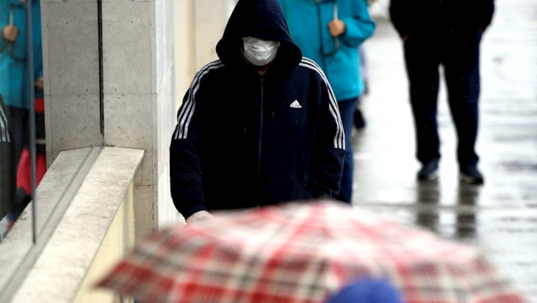 Decenas de personas protegidas hacen cola para poder entrar en un supermercado del barrio madrileño de Usera durante la segunda semana del estado de alarma por coronavirus, en Madrid (España), a 23 de marzo de 2020. | Óscar Cañas - Europa Press ep decenas de personas protegidas hacen cola para poder entrar en un supermercado del barrio