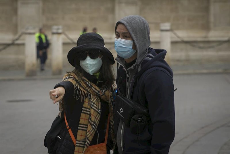 https://img6.s3wfg.com/web/img/images_uploaded/7/d/ep_dos_turistas_con_mascarillas_para_evitar_el_contagio_por_coronavirus.jpg