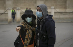 ep dos turistas con mascarillas para evitar el contagio por coronavirus
