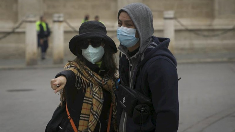 Dos turistas con mascarillas para evitar el contagio por coronavirus. | María José López - Europa Press ep dos turistas con mascarillas para evitar el contagio por coronavirus