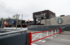 ep el centro comercial nassica se encuentra inusualmente cerrado durante el jueves santo marcado por