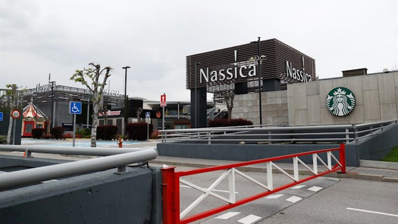 ep el centro comercial nassica se encuentra inusualmente cerrado durante el jueves santo marcado por