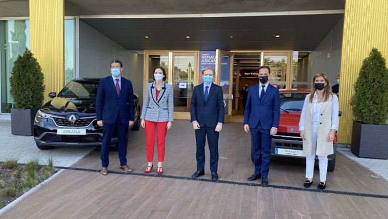 El director de ABC, Julián Quirós (1i); la ministra de Industria, Comercio y Turismo, Reyes Maroto (2i) y el director general de Renault y Alpine Iberia, Sébastien Guigues (4i), posan en la entrega del premio ABC al Mejor Coche del Año 2022 | EUROPA PRESS ep el director de abc julian quiros 1i la ministra de industria comercio y turismo reyes maroto 2i y