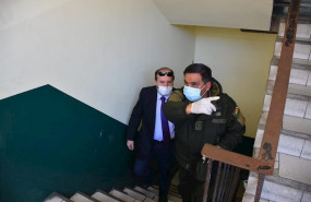 ep el exministro de salud de bolivia marcelo navajas acompanado por la policia tras su arresto