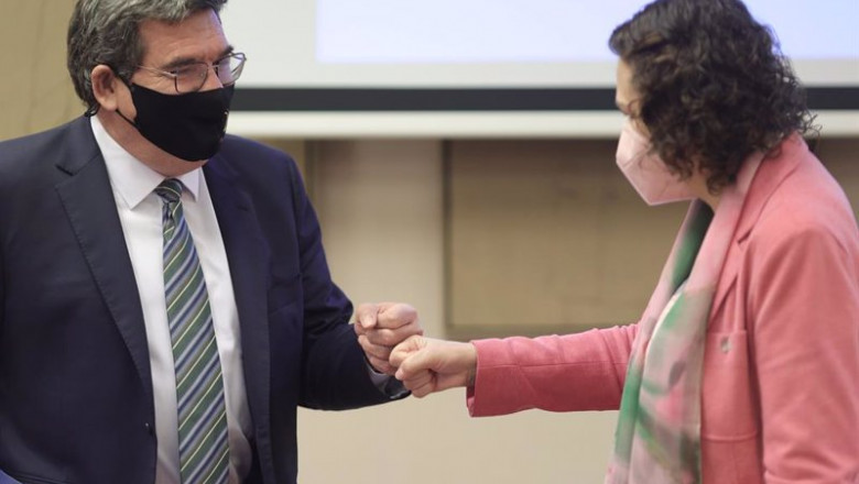 El ministro de Inclusión, Seguridad Social y Migraciones, José Luis Escrivá (i), saluda a la presidenta de la Comisión del Pacto de Toledo, Magdalena Valerio (d), al llegar la comisión de Seguimiento de Evaluación de los Acuerdos del Pacto de Toledo, en e | EUROPA PRESS/E. Parra. POOL - Europa Press ep el ministro de inclusion seguridad social y migraciones jose luis escriva i saluda a la