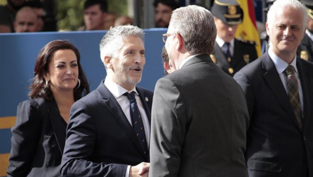 ep el ministro del interior en funciones fernando grande- marlaska saludando durante los actos