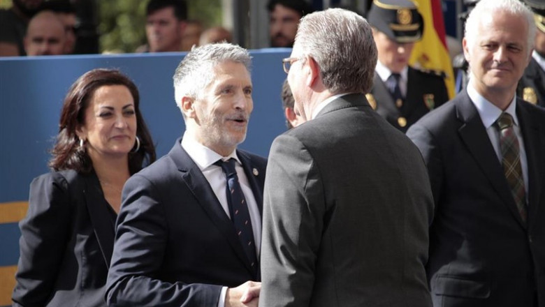 El ministro del Interior en funciones, Fernando Grande- Marlaska saludando, durante los actos celebrados por el Día de la Policía, en Logroño (España), a 25 de septiembre de 2019. | Alberto Ruiz - Europa Press ep el ministro del interior en funciones fernando grande- marlaska saludando durante los actos