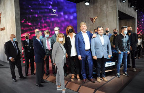 ep el presidente de seat y cupra wayne griffiths junto a miembros de seat y otras autoridades