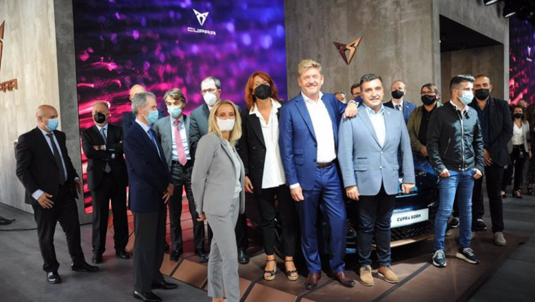 El presidente de Seat y Cupra, Wayne Griffiths, junto a miembros de Seat y otras autoridades, posando ante el modelo Born. | ALBERT PAREDES - EUROPA PRESS ep el presidente de seat y cupra wayne griffiths junto a miembros de seat y otras autoridades