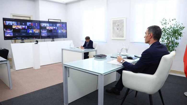 ep el presidente del gobierno pedro sanchez reunido con el grupo de amigos de la competitividad