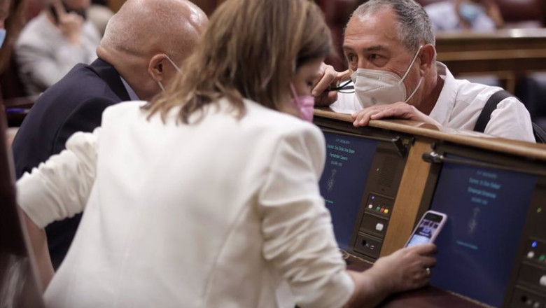 El secretario general del PSOE en el Congreso, Rafael Simancas y la vicesecretaria general del PSOE y portavoz del Grupo Parlamentario Socialista en el Congreso, Adriana Lastra, mantienen una conversación con el diputado de Compromís, Joan Baldoví | EUROPA PRESS/E. Parra. POOL - Europa Press ep el secretario general del psoe en el congreso rafael simancas y la vicesecretaria general del