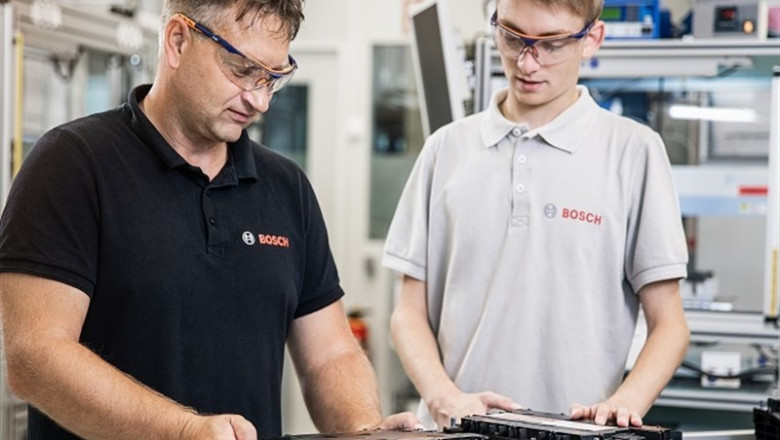 ep empleados de bosch manipulan celdas de bateria ep empleados de bosch manipulan celdas de bateria