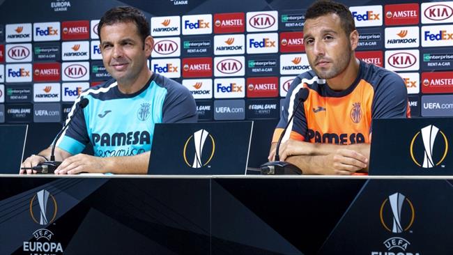 El entrenador del Villarreal CF, Javi Calleja, y el jugador Santi Cazorla | VILLARREAL CF ep entrenadorvillarreal cf javi calleja yjugador santi cazorla