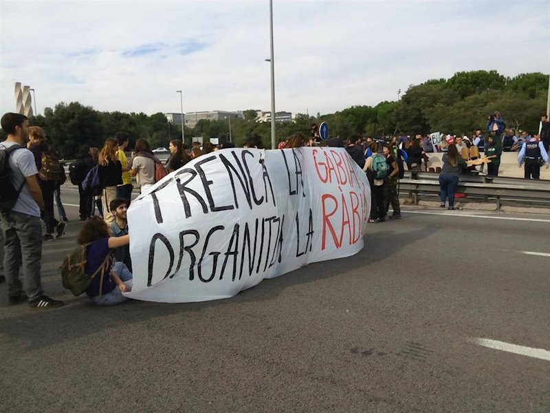 ep estudiantes de la uab exhiben una pancarta en el corte de la ap-7 ep estudiantes de la uab exhiben una pancarta en el corte de la ap-7