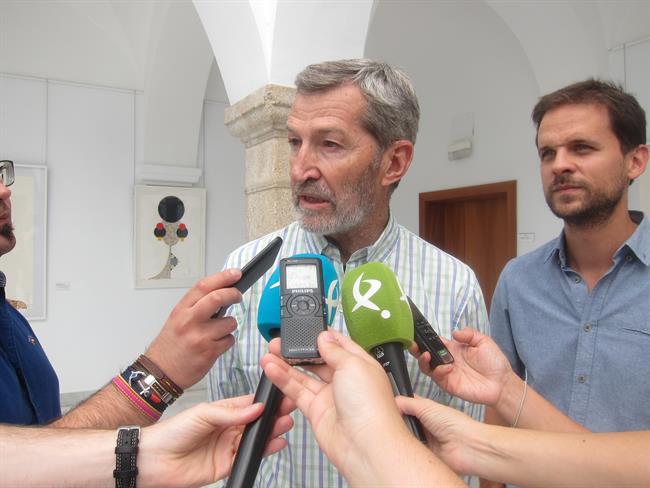 ep ex jefeestado mayordefensaespana atiendelos medios