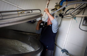 ep ganadero de lechal colmenar cierra un tanque donde guardan leche en la empresa
