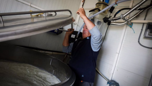 ep ganadero de lechal colmenar cierra un tanque donde guardan leche en la empresa