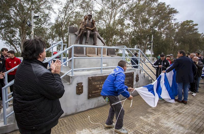 ep inaugurado en huelva el monumento a la aficion del recreativo en el 130 aniversario del decano