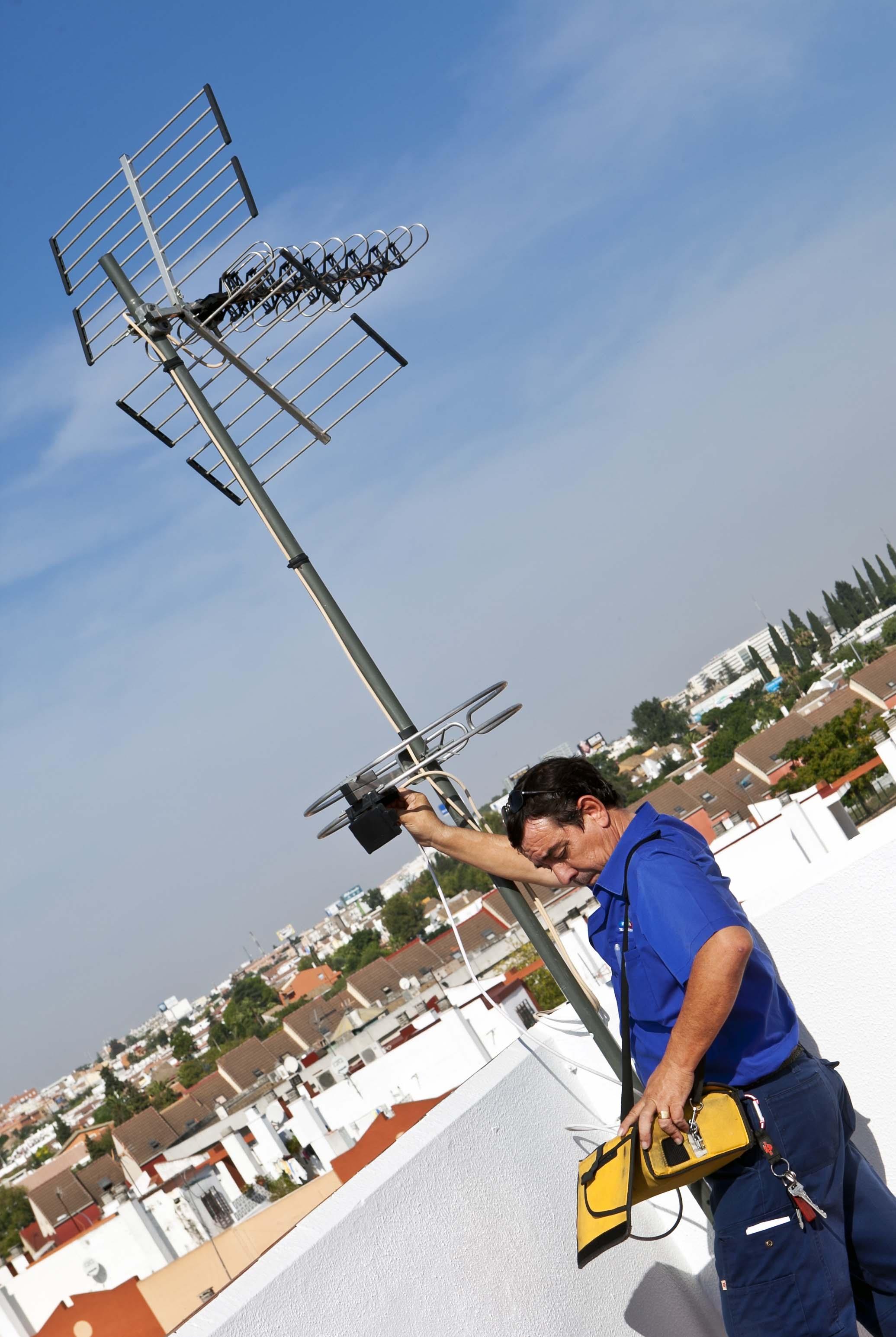 Instalador De Telecomunicaciones | EUROPA PRESS/FAITEL - Archivo ep instaladortelecomunicaciones