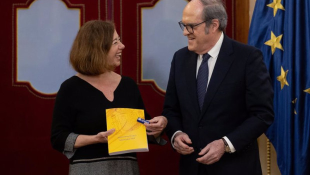 ep la presidenta del congreso de los diputados francina armengol recibe el informe del defensor del