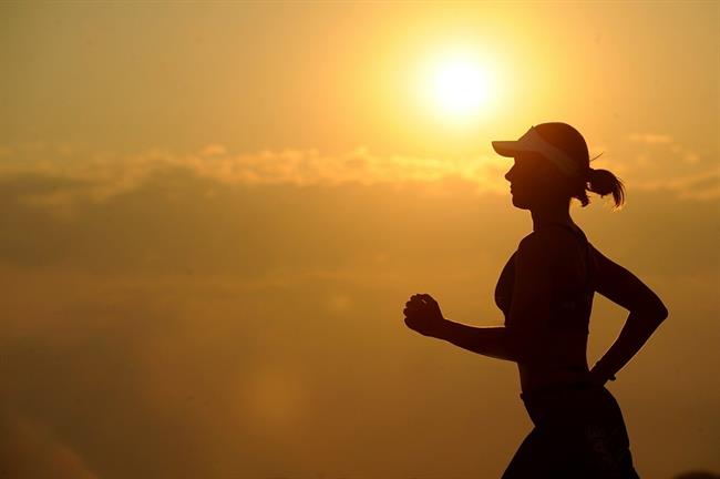 Mujer corre al atardecer | PIXABAY ep mujer correatardecer