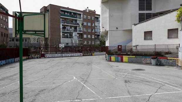 ep patio de un colegio cerrado en madrid por la pandemia del coronavirus