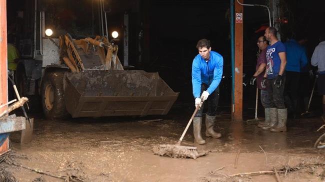 Rafa Nadal ayuda en las labores de limpieza tras las inundaciones en Mallorca | JORDI COTRINA ep rafa nadal ayudalas laboreslimpiezalas inundacionesmallorca