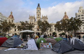 ep tiendas de campana con carteles durante la acampada de vivienda en la plaza del ayuntamiento