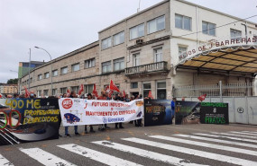 ep trabajadores de barreras protestando delante de las instalaciones del astillero