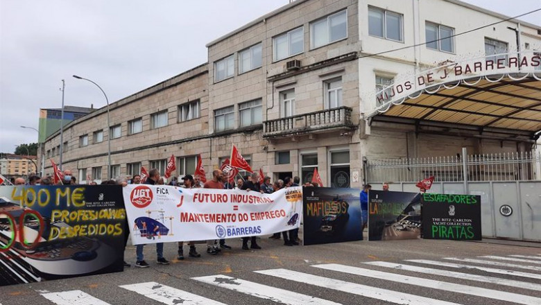 ep trabajadores de barreras protestando delante de las instalaciones del astillero
