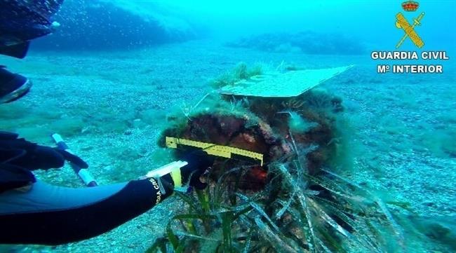 Un agente del GEAS señala a la supueta carga de profundidad | GUARDIA CIVIL ep un agentegeas senalala supueta cargaprofundidad