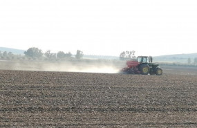 ep un agricultor trabaja con su tractor en el campo