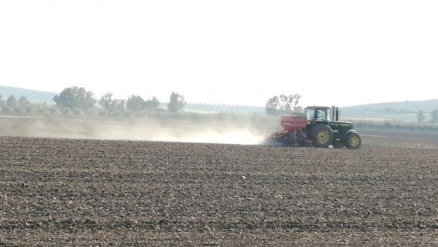 ep un agricultor trabaja con su tractor en el campo