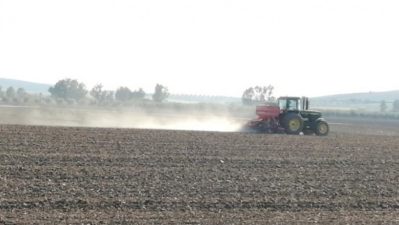 ep un agricultor trabaja con su tractor en el campo