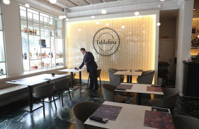 ep un camarero prepara una mesa en el restaurante tablafina en el paseo del prado madrid espana a 10