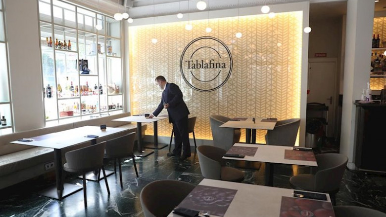 Un camarero prepara una mesa en el restaurante Tablafina en el Paseo del Prado. Madrid, (España), a 10 de julio de 2020. | Marta Fernández Jara - Europa Press ep un camarero prepara una mesa en el restaurante tablafina en el paseo del prado madrid espana a 10