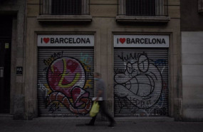 ep un hombre camina al lado de dos tiendas turisticas en barcelona catalunya espana a 16 de