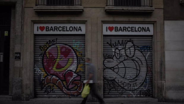ep un hombre camina al lado de dos tiendas turisticas en barcelona catalunya espana a 16 de