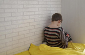 ep un nino de 8 anos juega y habla con sus amigos a traves de una videoconsola debido a que continua