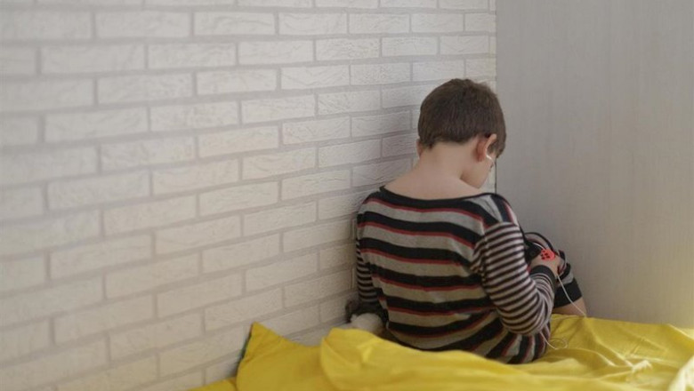 Un niño de 8 años juega y habla con sus amigos a través de una videoconsola debido a que continúa la suspensión de los centros de enseñanza por el estado de alarma decretado por el Gobierno como medida para luchar contra el coronavirus | Eduardo Parra - Europa Press ep un nino de 8 anos juega y habla con sus amigos a traves de una videoconsola debido a que continua