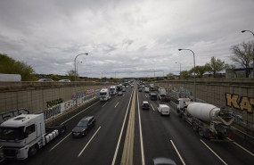 ep varios camiones en una marcha por la m 40