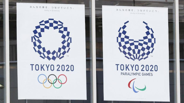 ep vista general de los logos de los juegos olimpicos y paralimpicos de tokio situados en la capital