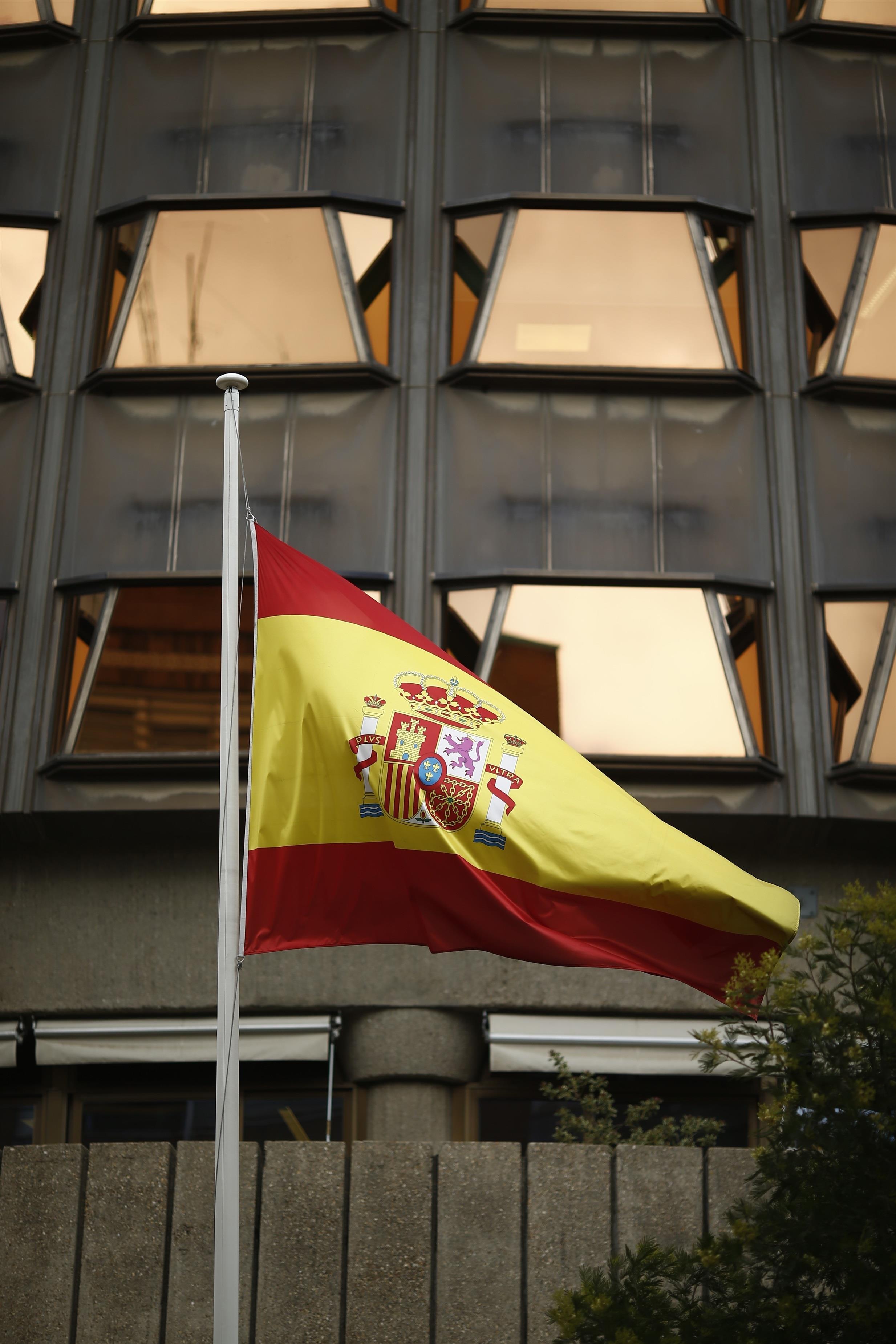 bandera espan ondea tribunal constitucional spain bandera espan ondea tribunal constitucional spain