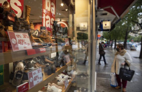ep archivo - cartel anunciando descuentos en un zapateria durante el comienzo de las rebajas de