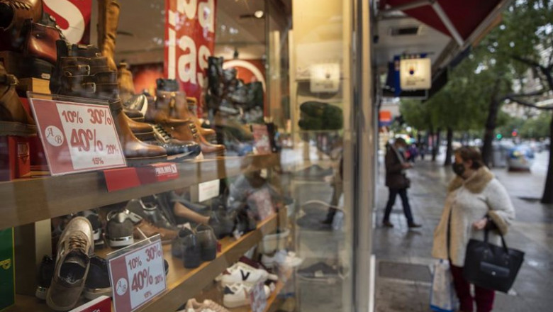 ep archivo - cartel anunciando descuentos en un zapateria durante el comienzo de las rebajas de