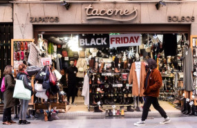 ep archivo   cartel de descuentos por black friday en un comercio de una centrica calle de madrid